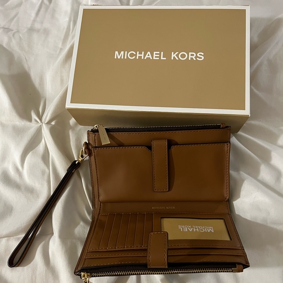 MICHAEL MICHAEL KORS
Adele Logo Smartphone Wallet Wristlet Brown NWT - Picture 4 of 8